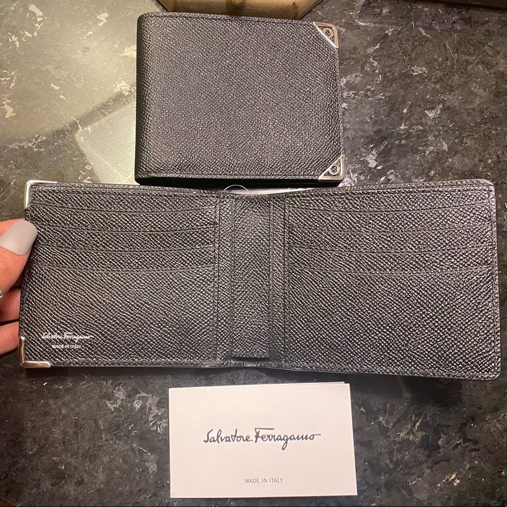 New: SALVATORE FERRAGAMO - Leather Bi-Fold Wallet W/ GANCINI CORNERS SS22